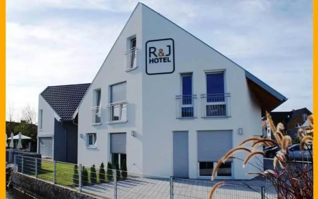R & J Hotel