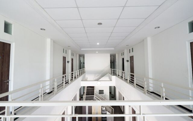 Sunshine Hostel by OYO Rooms