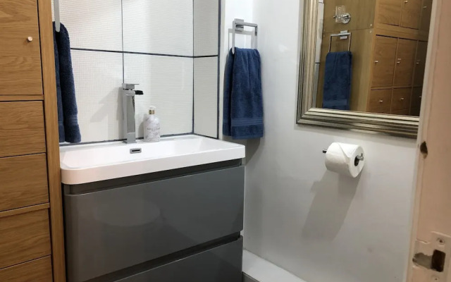 Beautiful 2 Bed Balcony Apart Seafront Eastbourne