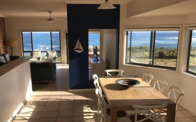 Ocean Views' 4 Ocean Street - air conditioned luxury with beautiful ocean views – Balcony – Fishermans Bay