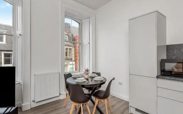 Cosy Apartment - Sleeps 4 & Stunning Views