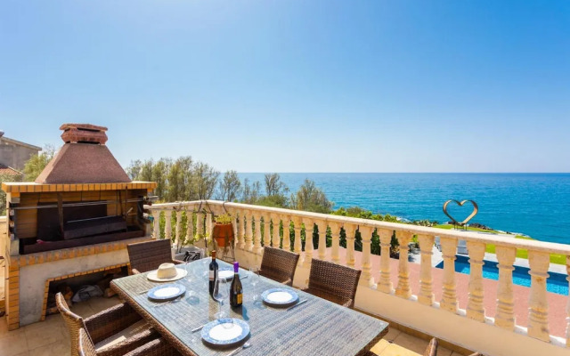 Villa Beach Heaven in Pomos