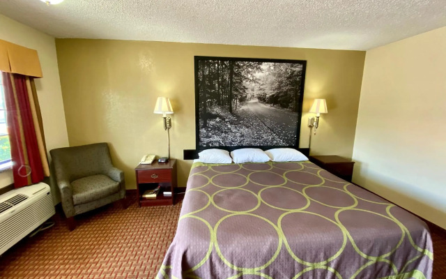 Super 8 by Wyndham Shawnee