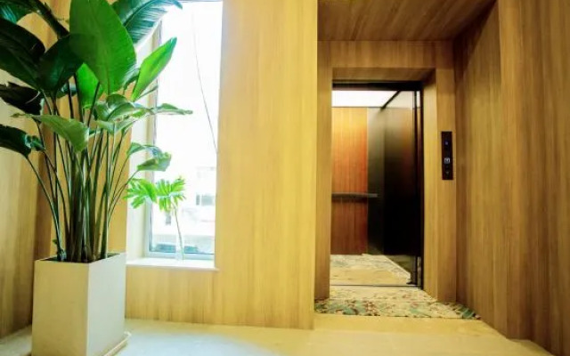 Yuerong Hotel (Liaoyang Liaohua Tesco)