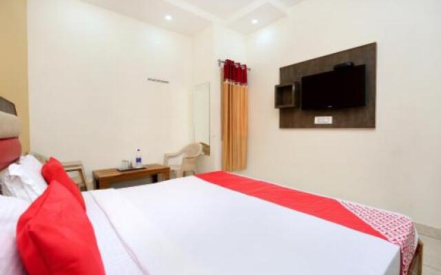 OYO 22238 Hotel Baaz