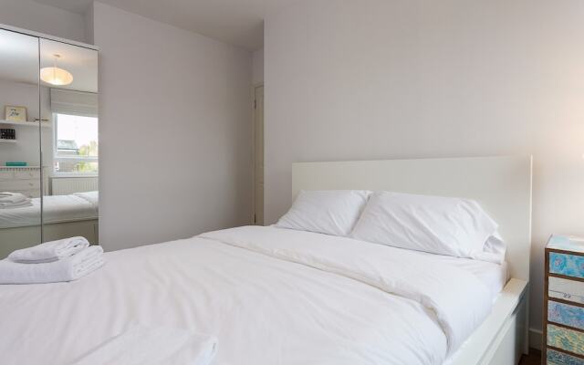 Light and Spacious 3 Bed Next to Victoria Park