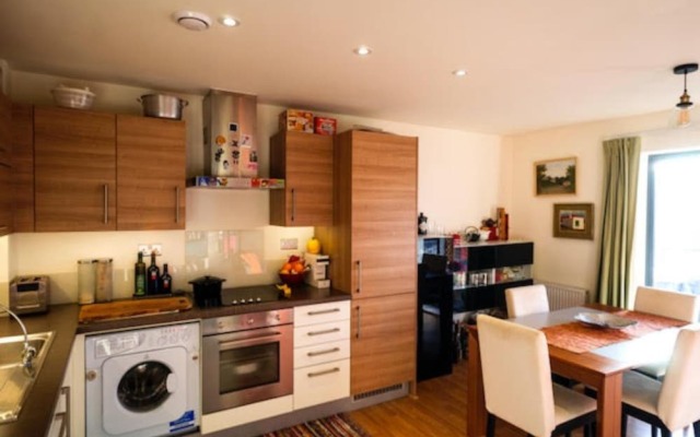 Homely 2 Bedroom Apartment in Bow