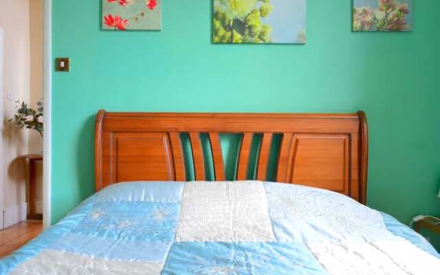 2 Bedroom Apartment With Roof Terrace in Camden