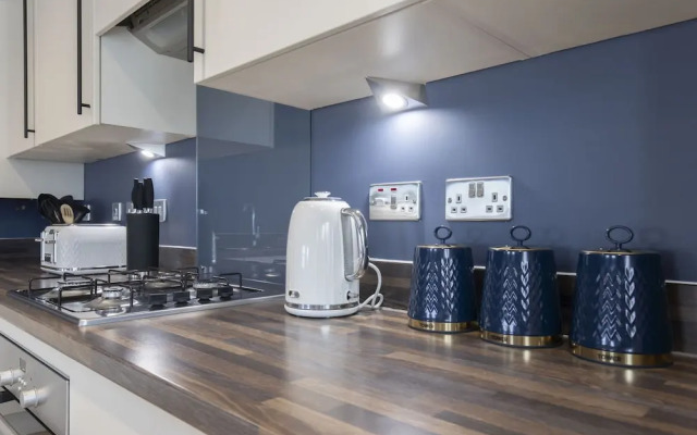 Elliot Oliver - Luxury 3 Bedroom Town Centre Apartment With Parking