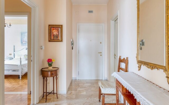 Snug Holiday Home in Salò With Balcony