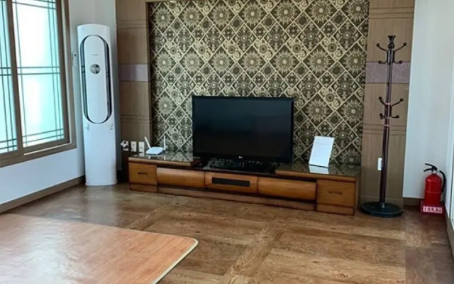 Aewol Neoreunmadang Unshared House