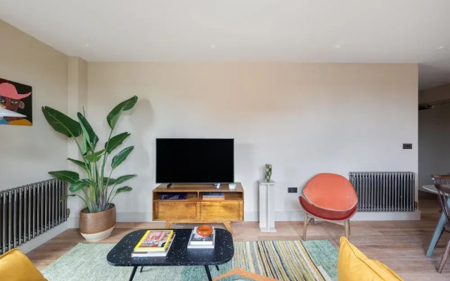 Chic Urban Flat With Rooftop Access