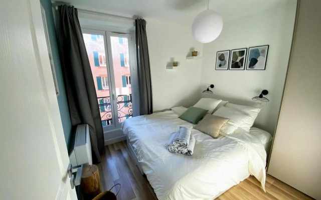 Sunny and calm 2 bed apartment place du Pin