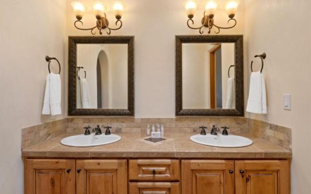 Casa Nona - Pristine Home in the Railyard District, Walk to The Plaza