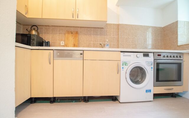 Comfortable Large Center Apartment