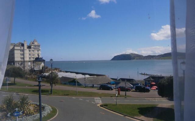 Min y Don Llandudno