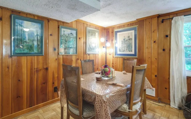 3 Mi to Nih! Spacious Bethesda Apt w/ Yard