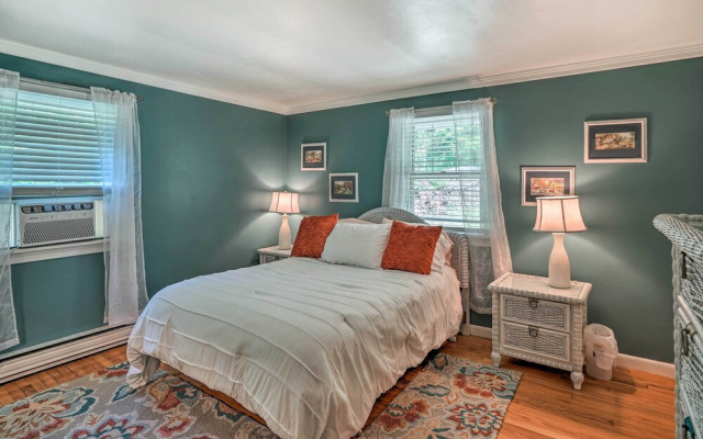 Stockbridge Home: Walk to Town Beach!