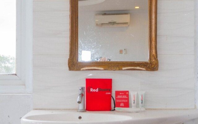 RedDoorz Plus near Pantai Barat