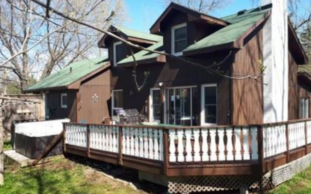 6 Bed Blue Mountain Cottage with Hot Tub 102