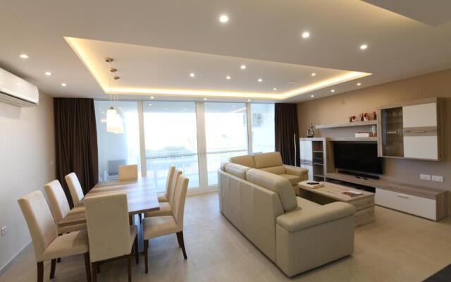 Wileg 4B Luxury Two Bedroom Apartment with Shared Swimming Pool.