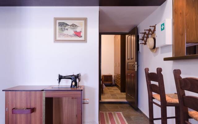Dim Art Traditional Villa