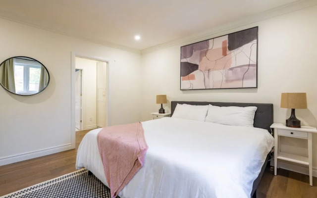 Cheerful 3 bedroom w/ indoor fireplace in Toronto - 02 free parking