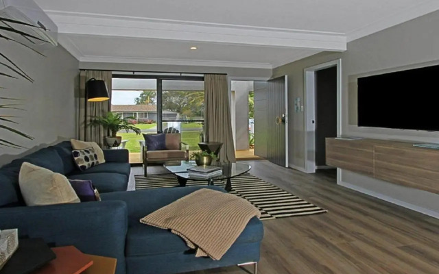 Shady Palms - Modern Beach House With Studio