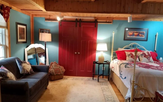 Silly Chickens Lodge B&B