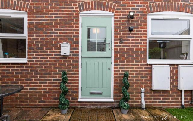 Stunning & Classy 2bed House, Poole, Parking