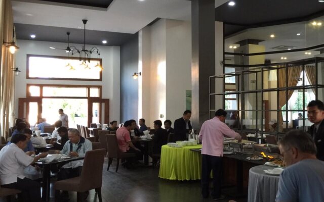 Yeak Loam Hotel