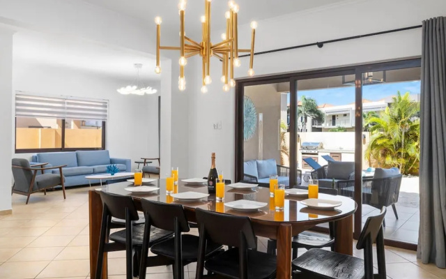 4BR Villa Gold Coast w Pool