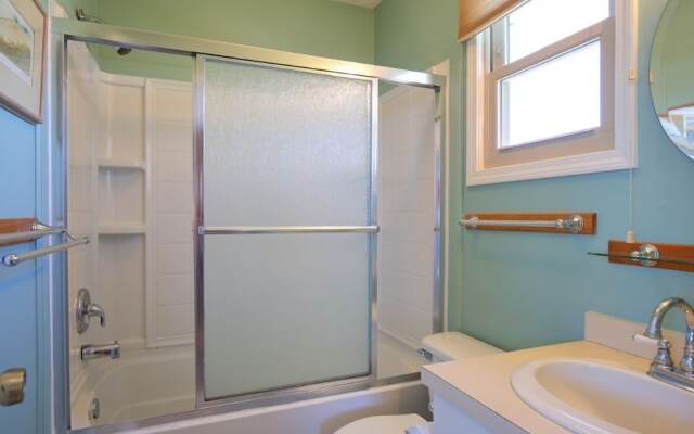 Windchimes 4 Bedroom Home by RedAwning