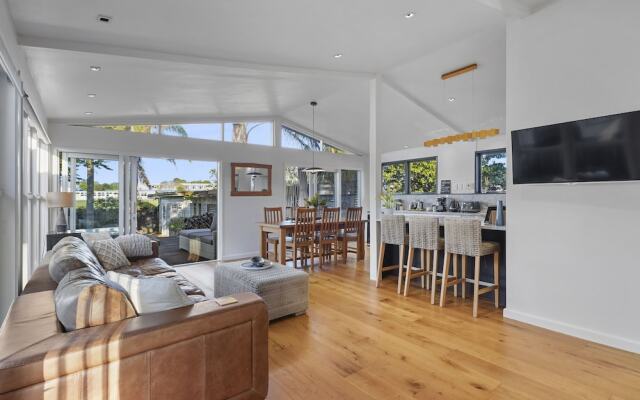 Gorgeous Family Home-Fully Fenced & Toys