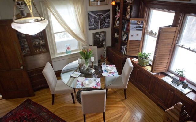 Red Mahone Bed & Breakfast