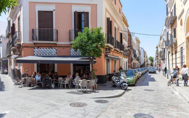 Pasaje Amores Iz. · Tranquilidad Y Vida Cultural En Centro Sevilla 4px