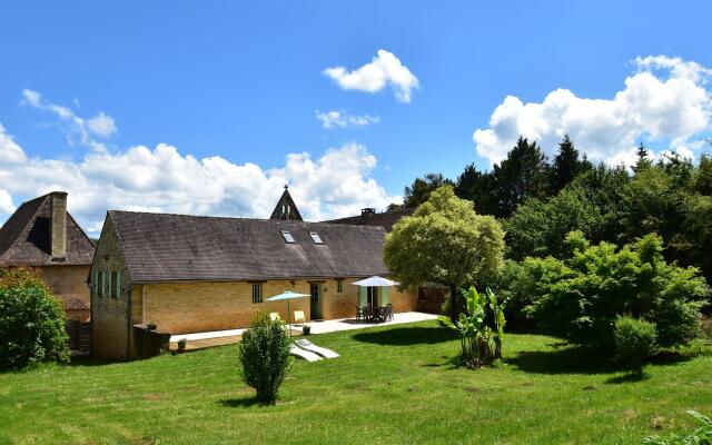 Modern Holiday Home in Aquitaine with Swimming Pool