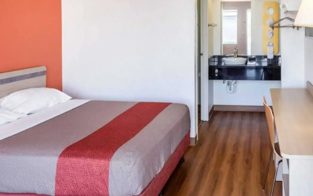 Motel 6 Bakersfield, CA - Convention Center