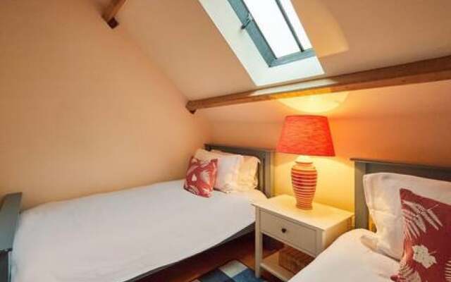 Host Stay Llewenau Draw Barn