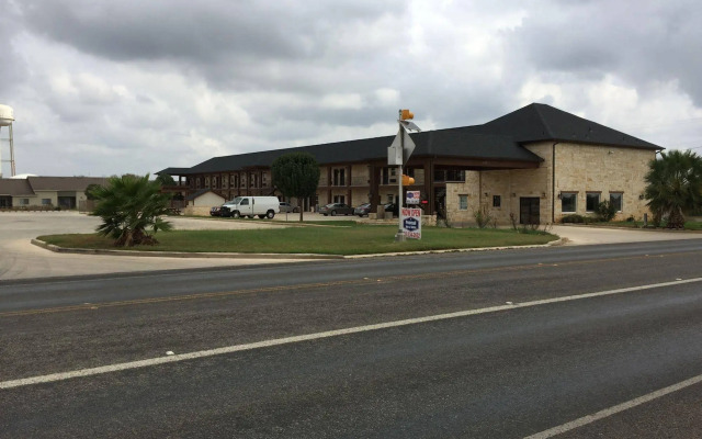 Pearsall Inn & Suites