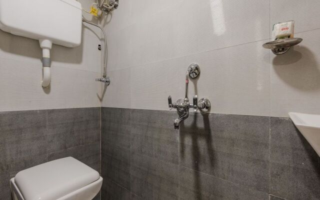 OYO 5661 Hotel AK Palace