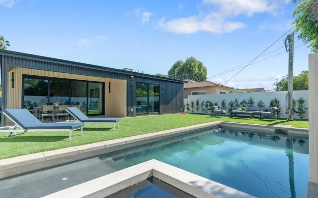 Noble Modern - Urban Sanctuary in Sherman Oaks With Poolside and Patio