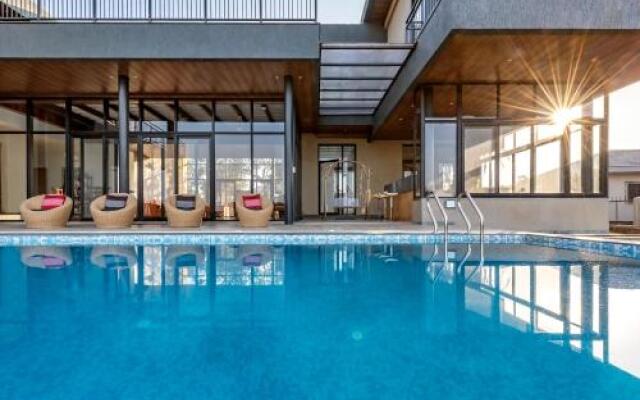 SaffronStays Falcon Hill, Lonavala - luxury villa with infinity pool near Lion's Point