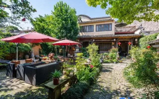 Yupingge·Long history Viewing Huizhou Design Homestay (Hongcun Pingshan Scenic Area)