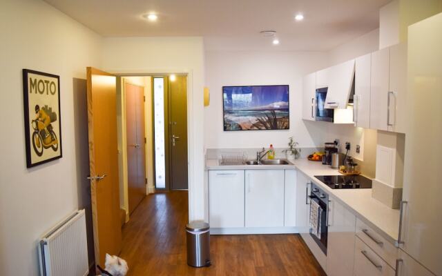 Modern 1 Bedroom House in Pontoon Dock