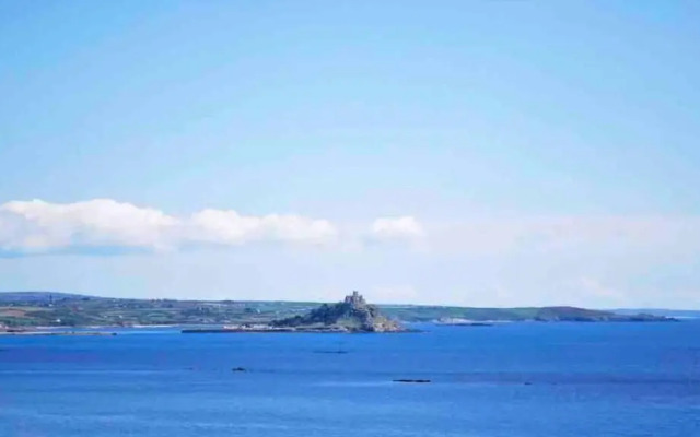 Stunning Town Centre Penthouse w Sea Views