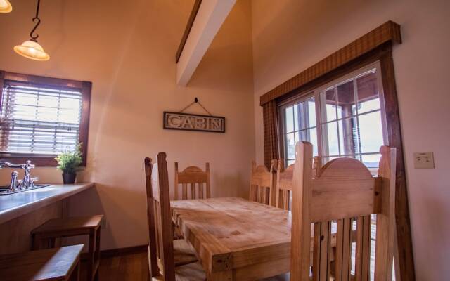 Nestled Inn Lodge 3 Bedroom Home by RedAwning