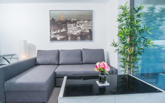 Minimalism Modern Apartment With Water View – Guest Rooms – Sydney