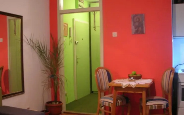 12 Monkeys Studio Apartment