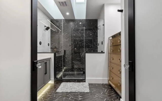 Luxury Clarendon 4-BR Homestay - McVeigh